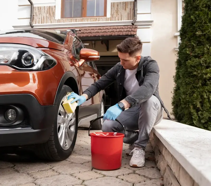 Lavage auto à domicile Saint-Germain-sur-Meuse : professionnel intervenant sur un véhicule